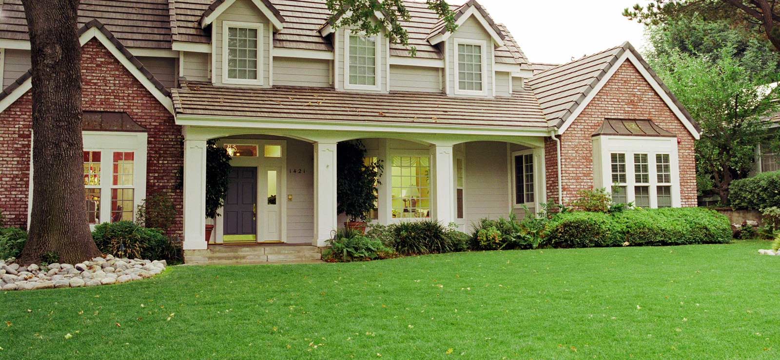 A beautiful house with a beautiful lawn and garden